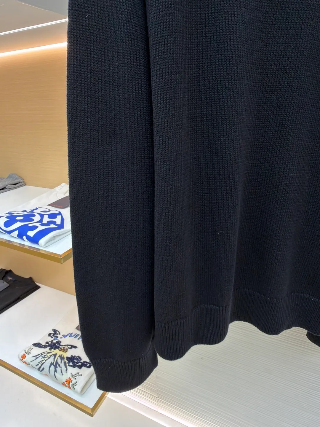 Acne Studios printed logo sweater ●Original version: Purchased and developed for 6500 ●Item number: 1682092-A85 ●Fabric: wool blended fabric ●Technology: Glue printing ●Color: black ●Version: Fitted version ●Weight: about 905 grams ●Size: XS-S-M-L ●Description: Custom-woven plateau yak gold wool, soft and delicate, comfortable and close to the skin, classic black tones exude an innate sense of luxury, swallowed by warmth The front panel is a high-end minimalist blank design, and the back panel is printed with the Acne Studios 1996 logo pattern as an embellishment. Sweeping the starting point of fashion. Deep black and carbon black fibers are interlaced to make simplicity more versatile. Comes with advanced filters. It shows a unique fashion attitude in minimalism and uses glue printing. The printing has been modified three times with the film screen. Use glue liquid paint to print the pattern on the fabric. Bake the fabric to fix the printing pattern. Garment washing water softening and deodorizing process uses professional washing equipment and specific detergents to deeply clean and deodorize clothes to improve the feel and appearance of clothes. The overall wiring is straight and delicate, the fabric is comfortable and soft, and the color is consistent without color difference. It can be matched with the same style to create a fashionable look and control various occasions. Customized accessories, complete with three standards, same style for men and women!